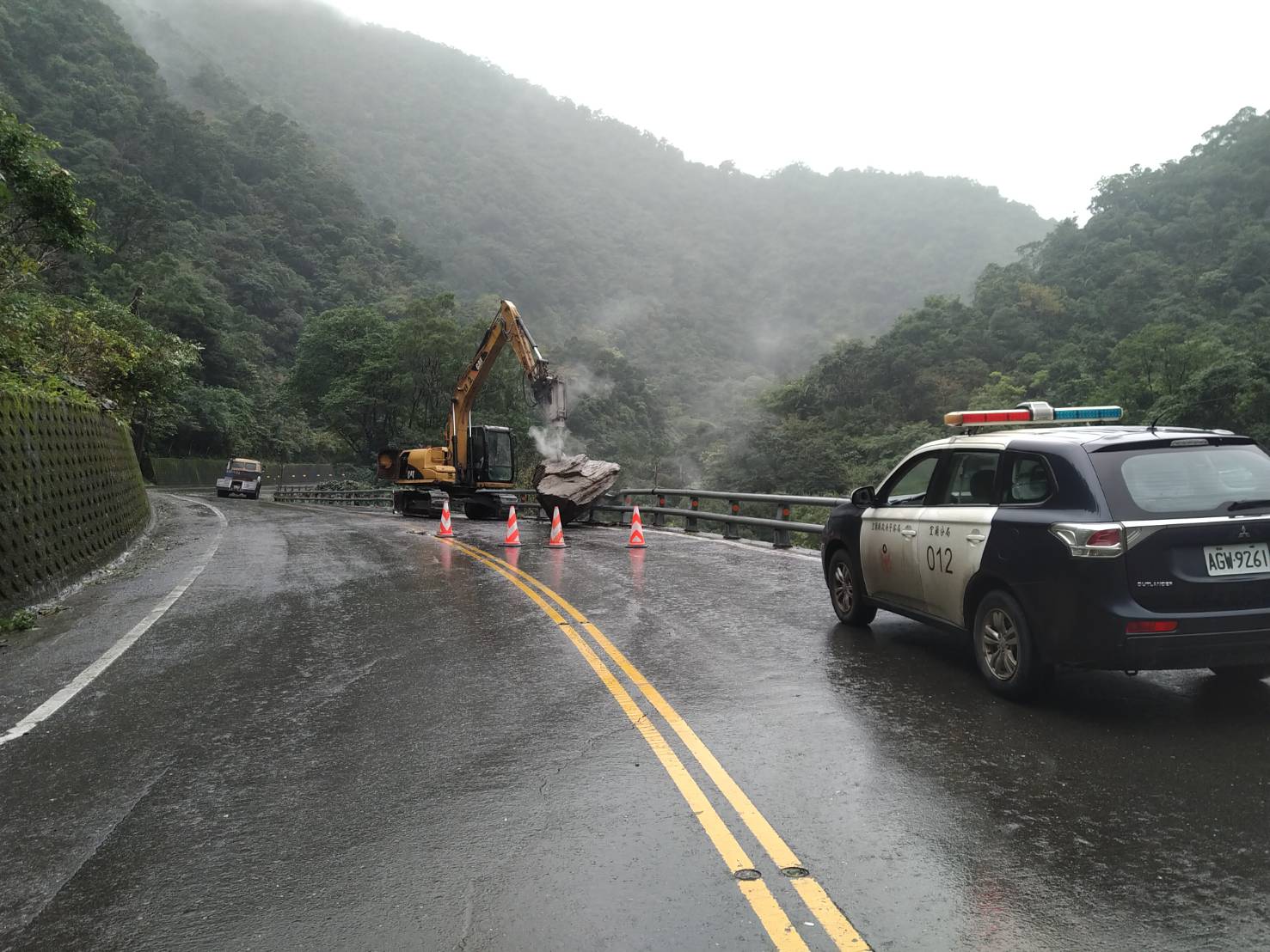 連日大雨台七丁線往福山植物園方向巨石掉落　目前單線雙向通行 - https://www.watchmedia01.com