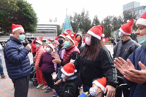 惠民啟智中心與集愛工坊師生縣府報佳音 賴峰偉贈聖誕禮物熱情歡迎 - https://www.watchmedia01.com