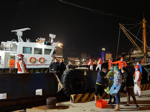 澎湖海巡查扣陸籍油料補給船 切斷陸船滯留海域作業時間 - https://www.watchmedia01.com