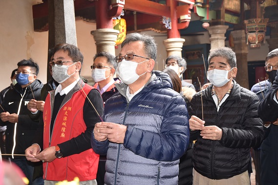 2021新年元旦賴峰偉率主管文澳城隍廟祈福 贈「保境佑民」牌匾 - https://www.watchmedia01.com