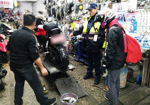 連假環島到雲林暗夜爆胎　橋頭警及時救援解危機 - https://www.watchmedia01.com