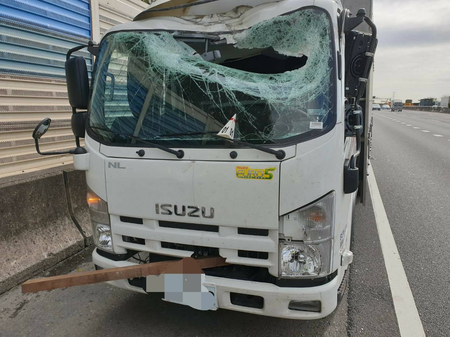 聯結車疑爆胎翻覆　國道1號南北大塞車 - https://www.watchmedia01.com