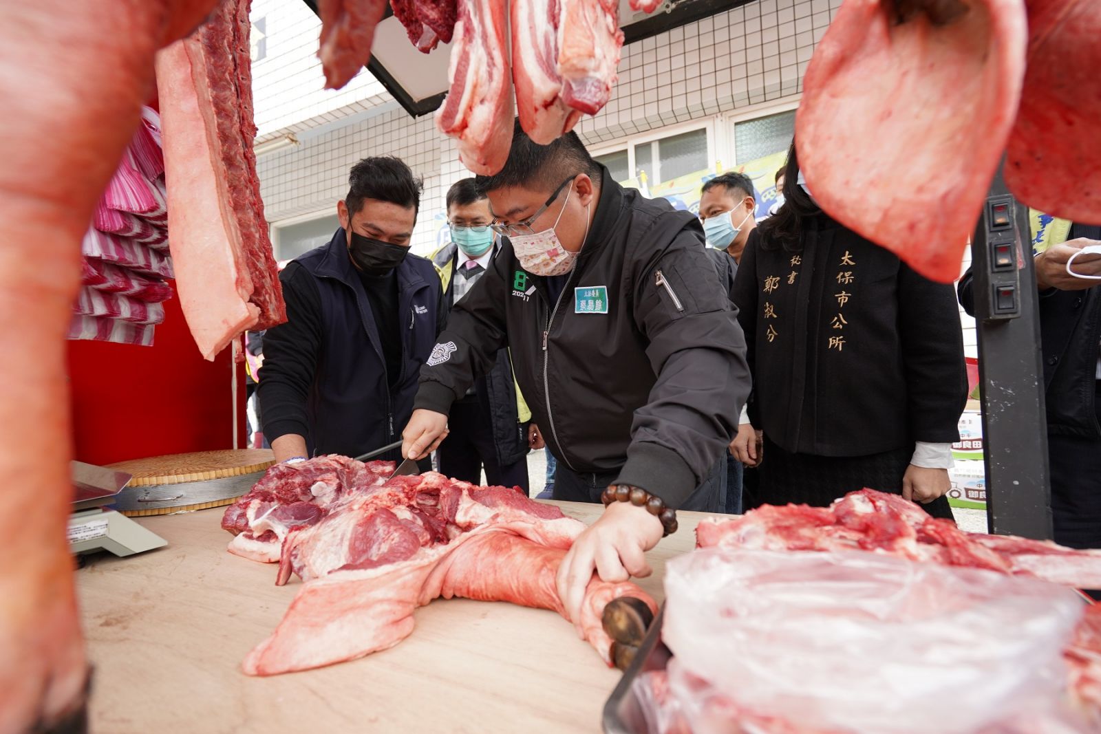 蔡易餘寒冬送暖　送台灣豬為老人食堂加菜 - https://www.watchmedia01.com