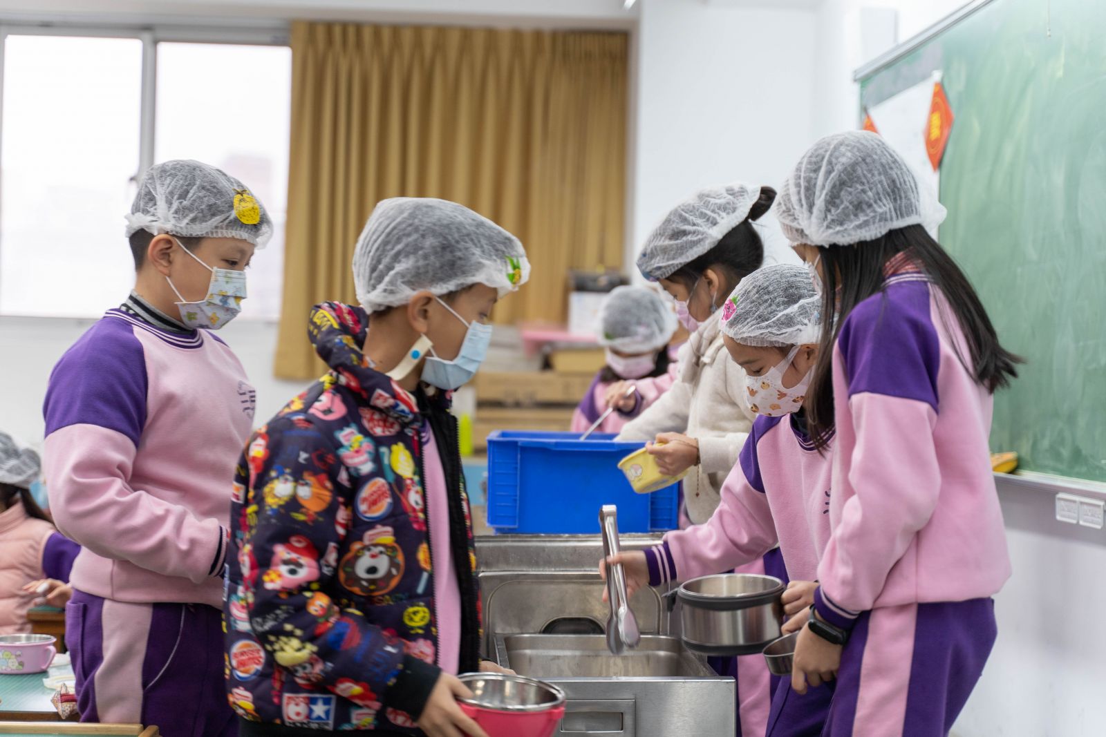 ▲三民國小中央廚房一天供應校內與東門國小、東園國小共六千人餐食，是全市營養午餐最大供應量。（圖／記者金祐妤攝）