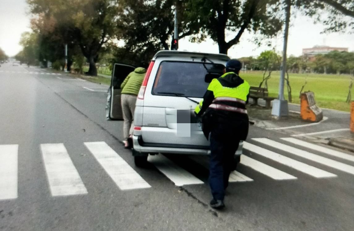 外地人車輛拋錨車道上無助　暖警主動助推至路旁排除 - https://www.watchmedia01.com