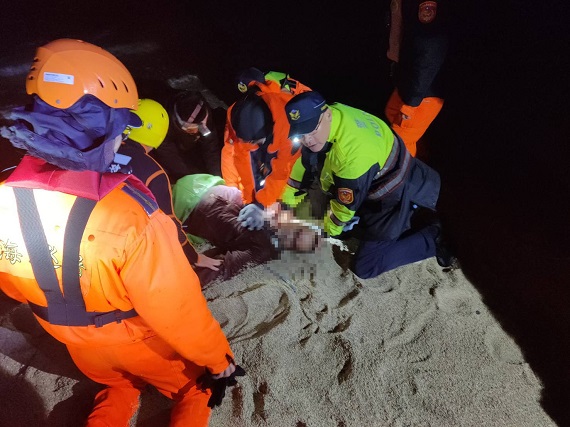 霸王級寒流來襲全台持續低溫 澎湖老翁頂著寒流收取漁網未歸 - https://www.watchmedia01.com