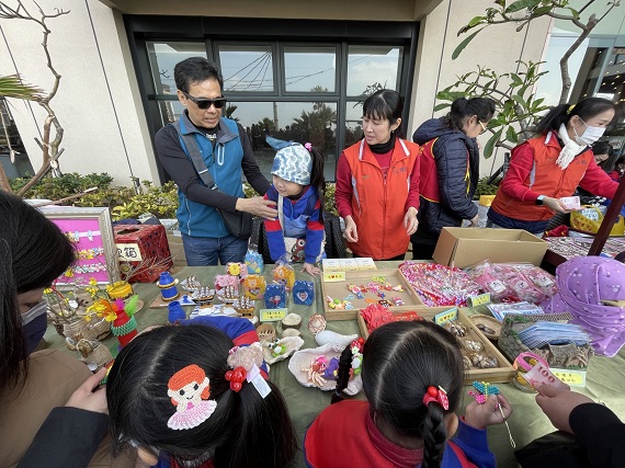 愛心小天使　澎明圓幼兒園義賣捐贈惠民醫院重建基金 - https://www.watchmedia01.com