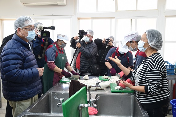 宣示校園全面採用國產豬肉品 澎湖縣長賴峰偉視察學校食材採用流程 - https://www.watchmedia01.com