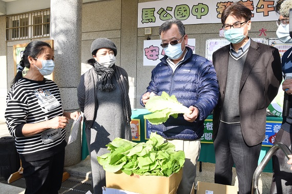 宣示校園全面採用國產豬肉品 澎湖縣長賴峰偉視察學校食材採用流程 - https://www.watchmedia01.com