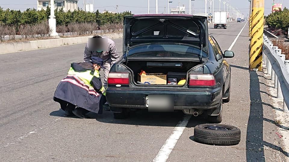 上班途中汽車爆胎急待援　巡邏警神救援讓他佩服 - https://www.watchmedia01.com