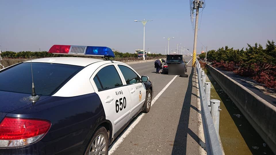 上班途中汽車爆胎急待援　巡邏警神救援讓他佩服 - https://www.watchmedia01.com