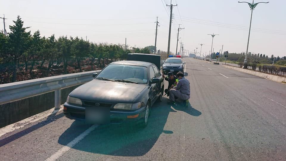 上班途中汽車爆胎急待援　巡邏警神救援讓他佩服 - https://www.watchmedia01.com