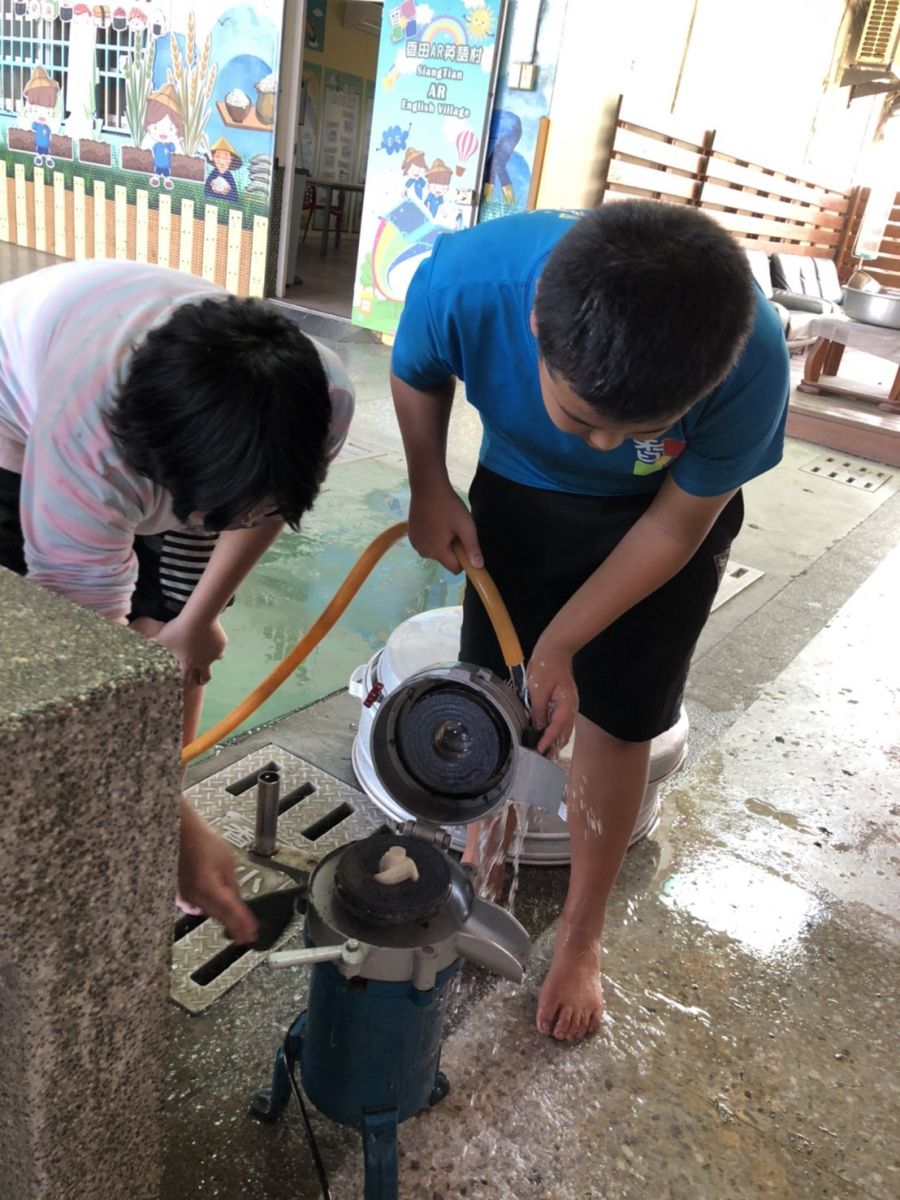 飄年味！香田國小學生手作菜頭粿迎接新年好彩頭 - https://www.watchmedia01.com