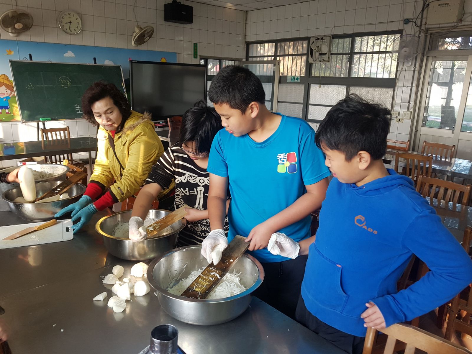 飄年味！香田國小學生手作菜頭粿迎接新年好彩頭 - https://www.watchmedia01.com