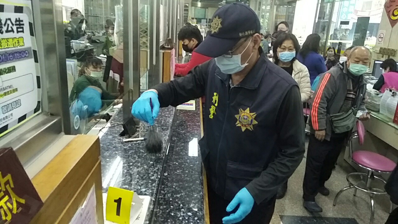 影／防搶演練-頭戴可愛牛布偶頭套搶匪竟是刑警扮演 - https://www.watchmedia01.com