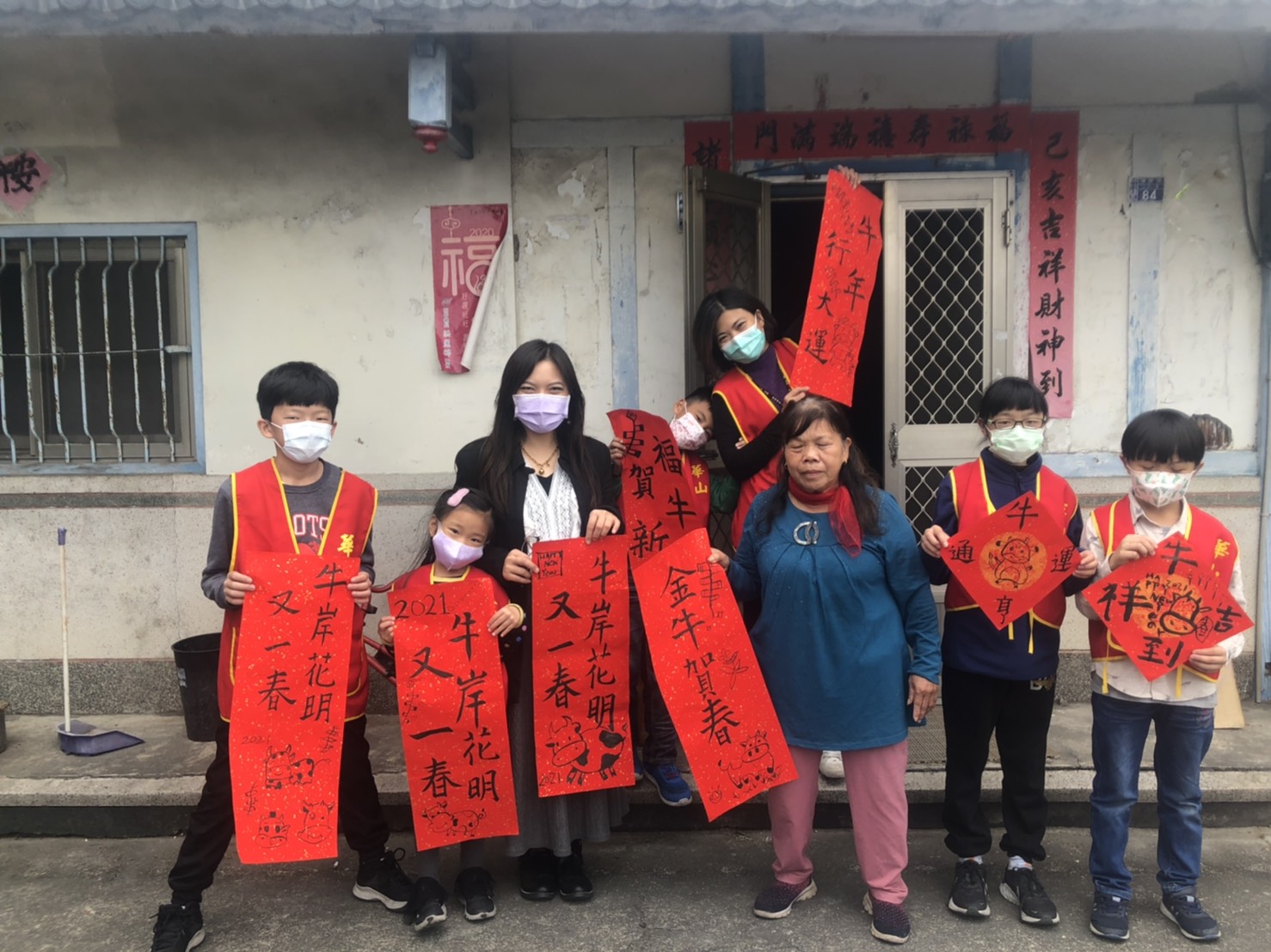 影／小小書法家揮毫送溫暖　充滿了紅咚咚的過年喜氣 - https://www.watchmedia01.com