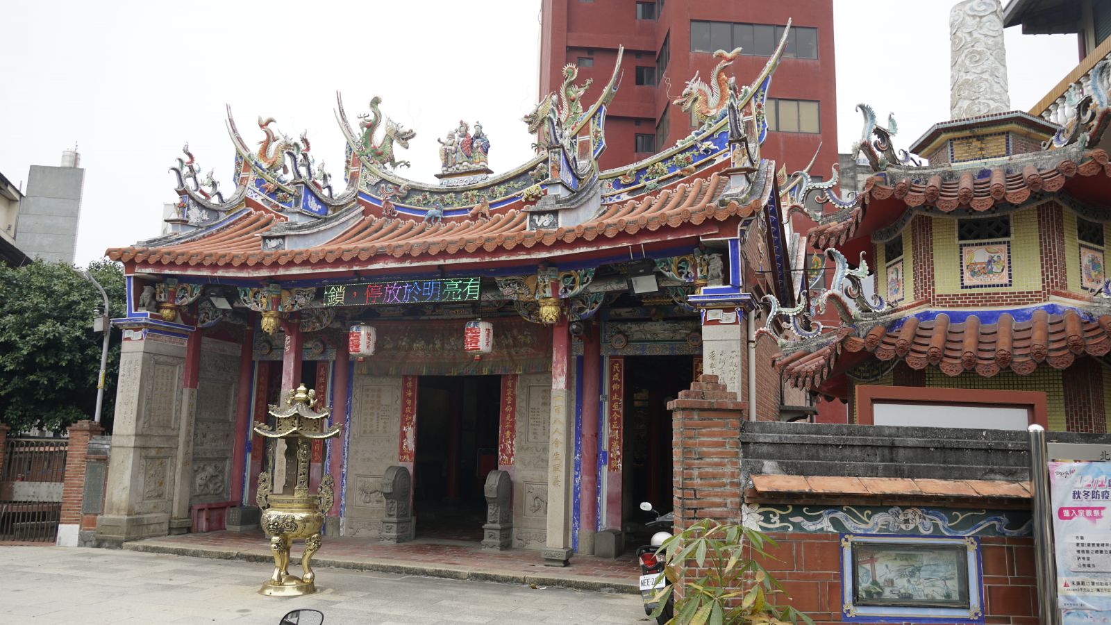 影／徐國勇稱義民廟是民間忠烈祠　致贈「台灣民間忠烈祠」墨寶 - https://www.watchmedia01.com