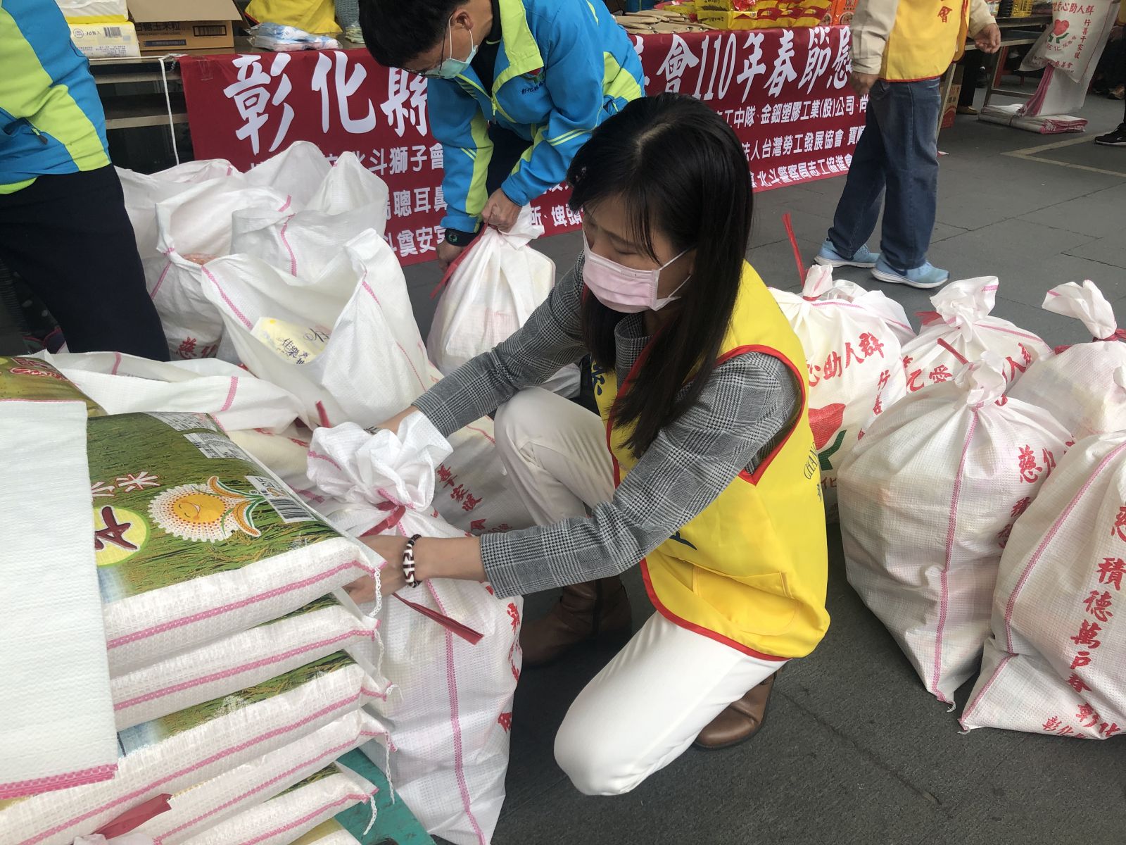 影／北斗警分局結合慈化慈善會「寒冬送暖」春節慰問 - https://www.watchmedia01.com