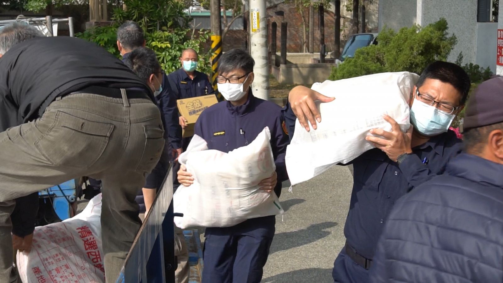 影／警民關懷弱勢安渡年關　波麗士議員志工分享愛 - https://www.watchmedia01.com