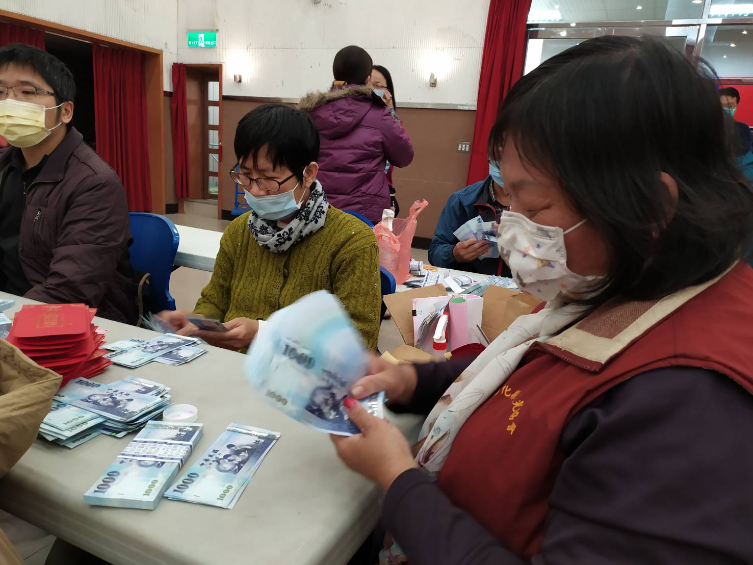 影／彰市春節敬老禮金6000元　億元現金數百人點鈔大陣仗 - https://www.watchmedia01.com