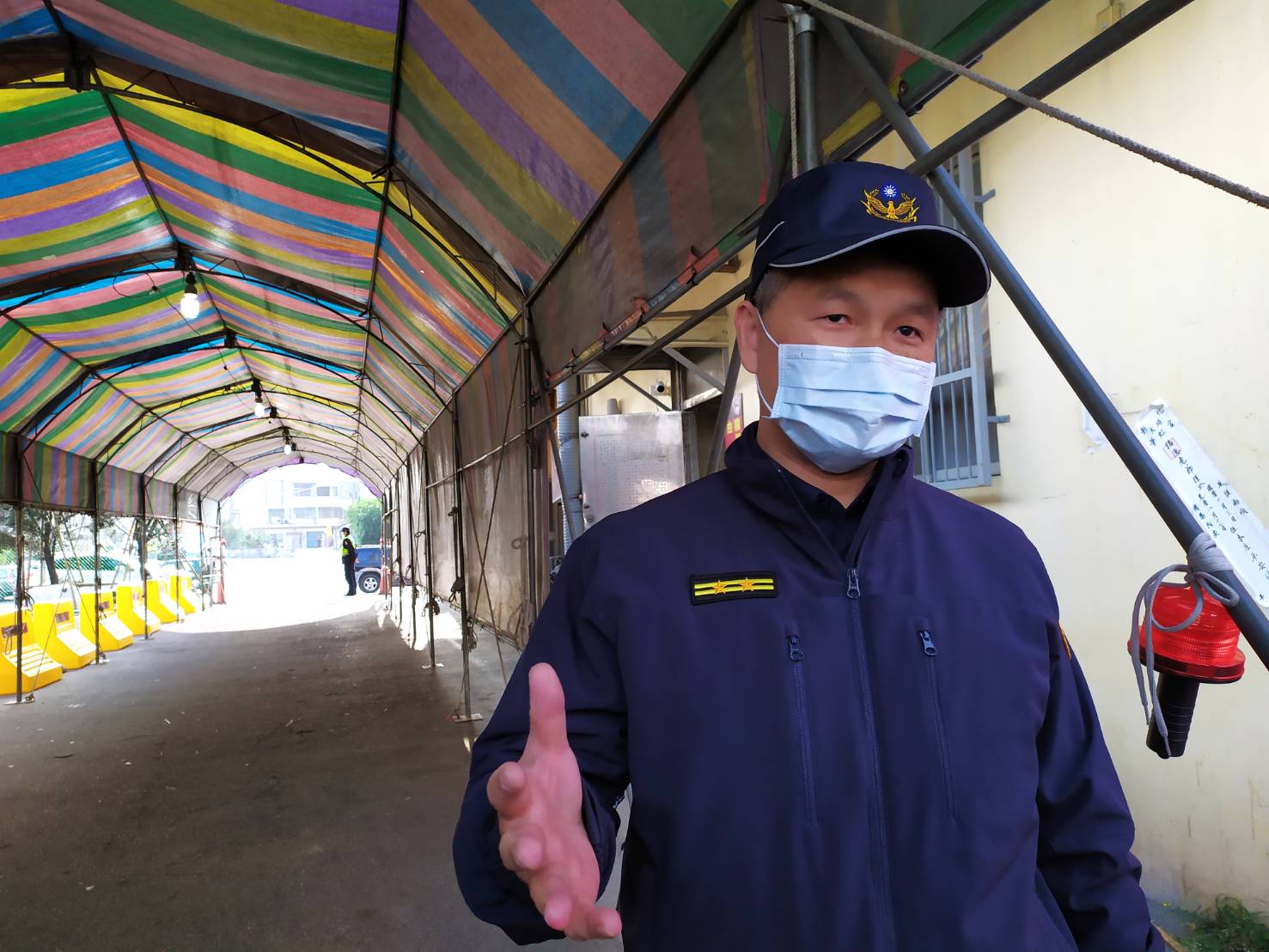影／硬是不讓行　既成巷道圍籬遭拆再搭棚架市長爆氣限拆警方開罰 - https://www.watchmedia01.com