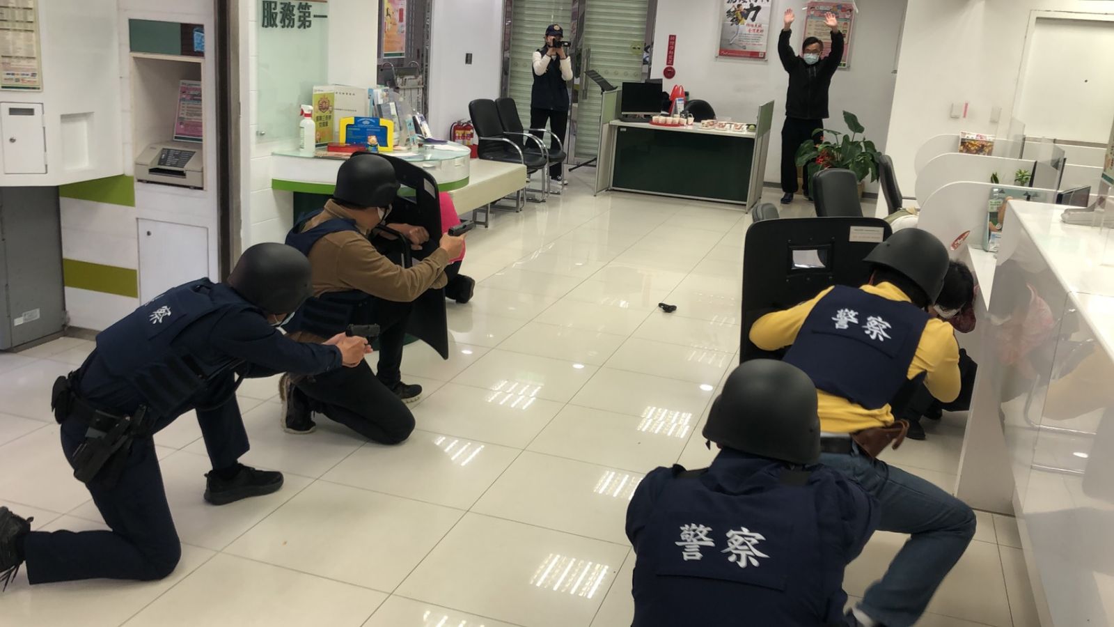 影／啥咪？警察持槍搶劫銀行！假冒的啦　警方防搶演練 - https://www.watchmedia01.com