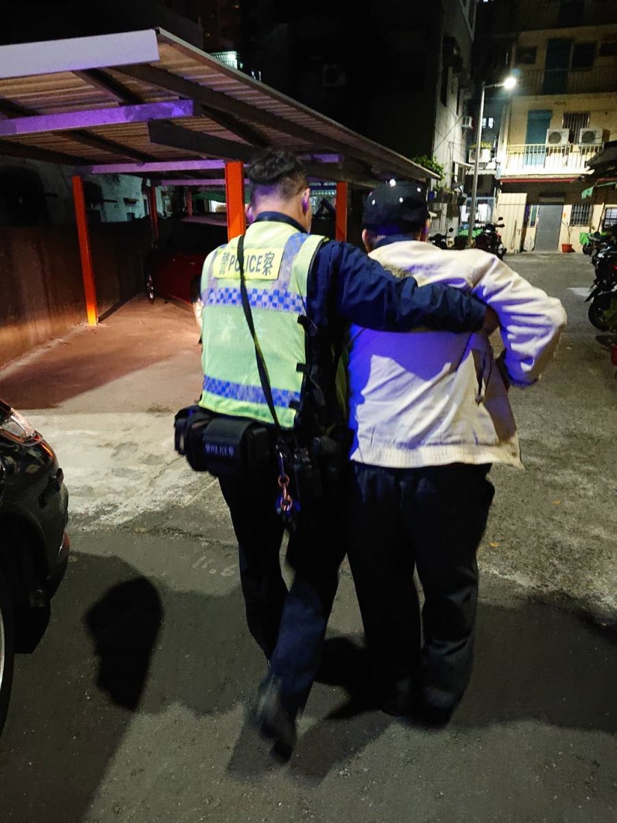老翁雙腳無力返家　《暖警》丁證寶、彭楓雅護送返家 - https://www.watchmedia01.com