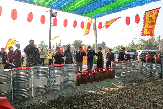 綠隧摔碗酒故事館登場 豪情帥勁摔酒碗破霉氣 - https://www.watchmedia01.com