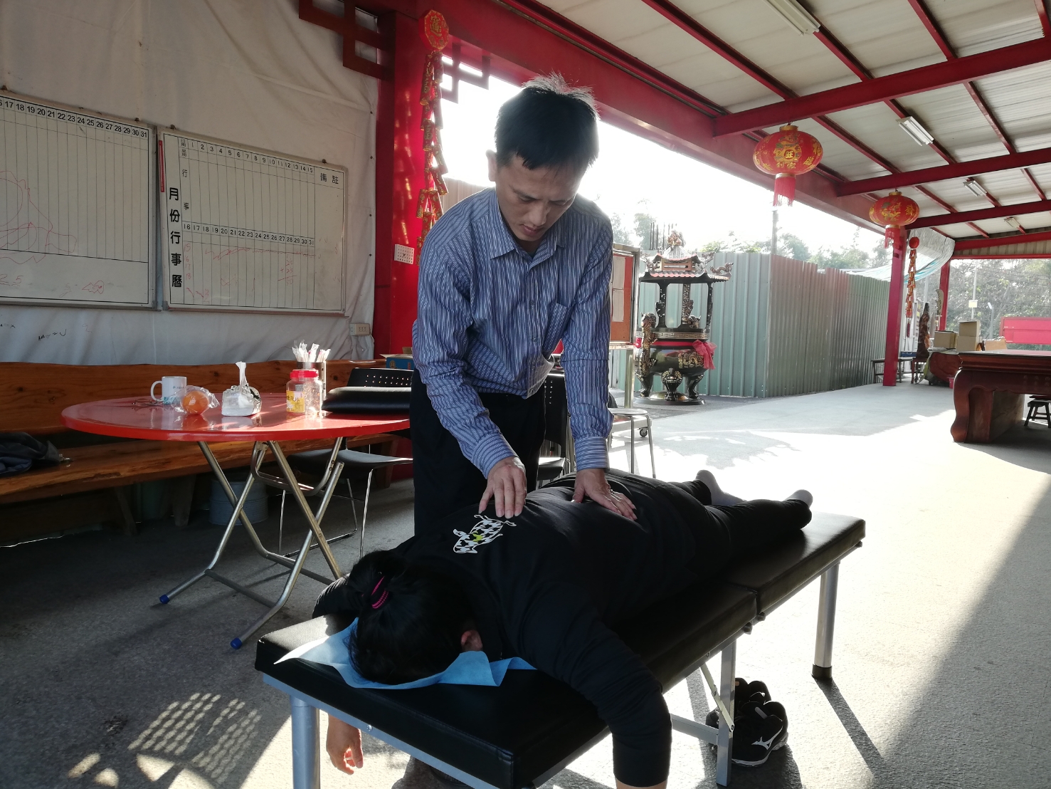 關公護持生三胞 推拿服務謝神恩 - https://www.watchmedia01.com