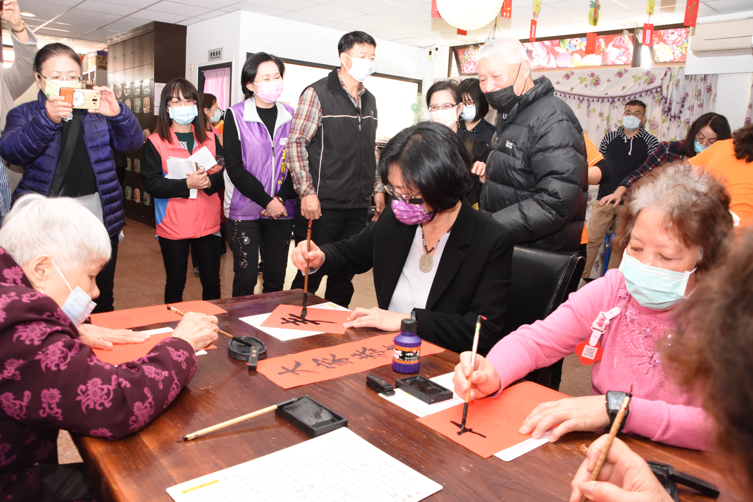 影／訪魏愛倫學苑失智日照中心　王惠美與長輩寫春聯 - https://www.watchmedia01.com