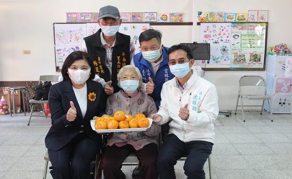 斗南東明長青食堂補行揭牌 縣長贈食來運轉好運柑來 - https://www.watchmedia01.com