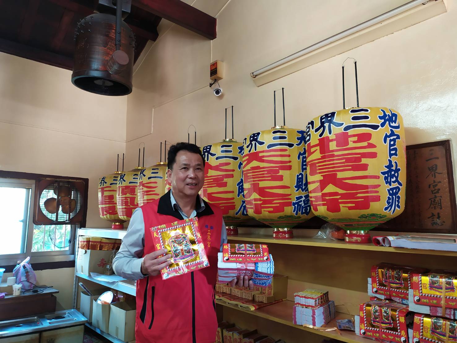 影／三界宮捐物資寒冬送暖　三官大帝展神威金紙凍漲 - https://www.watchmedia01.com