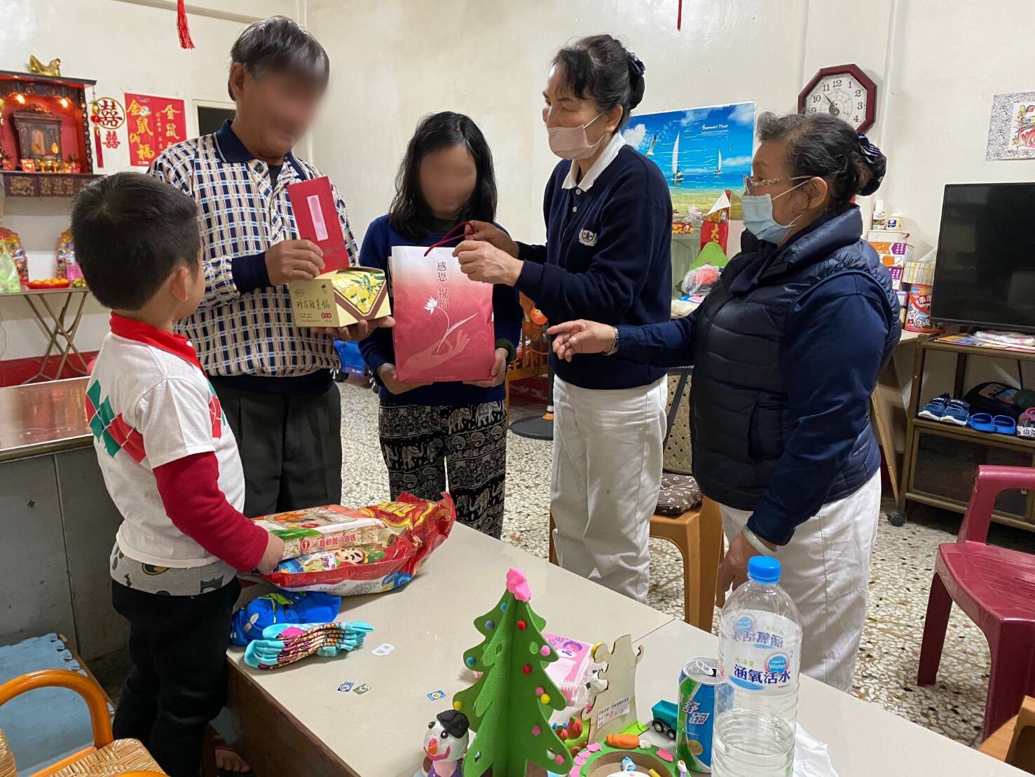 施比受更有福　慈濟年前送暖　用心準備祝福禮逐戶送弱勢 - https://www.watchmedia01.com