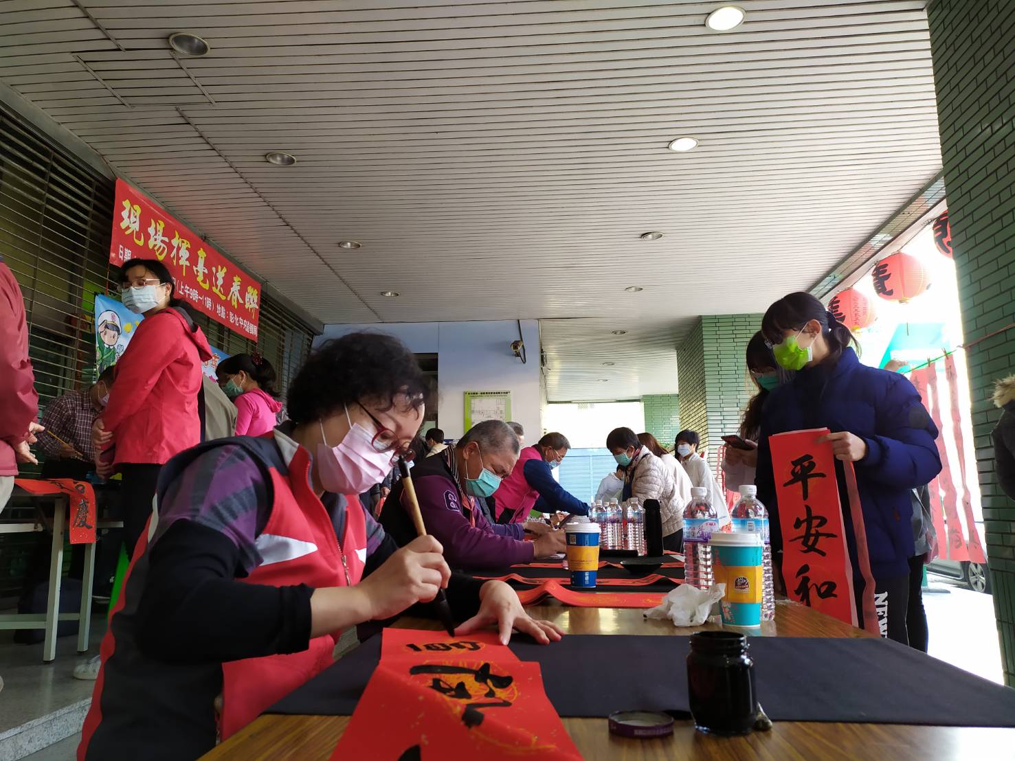影／犇向幸福　彰化郵局現場揮毫送春聯為新年添喜意 - https://www.watchmedia01.com