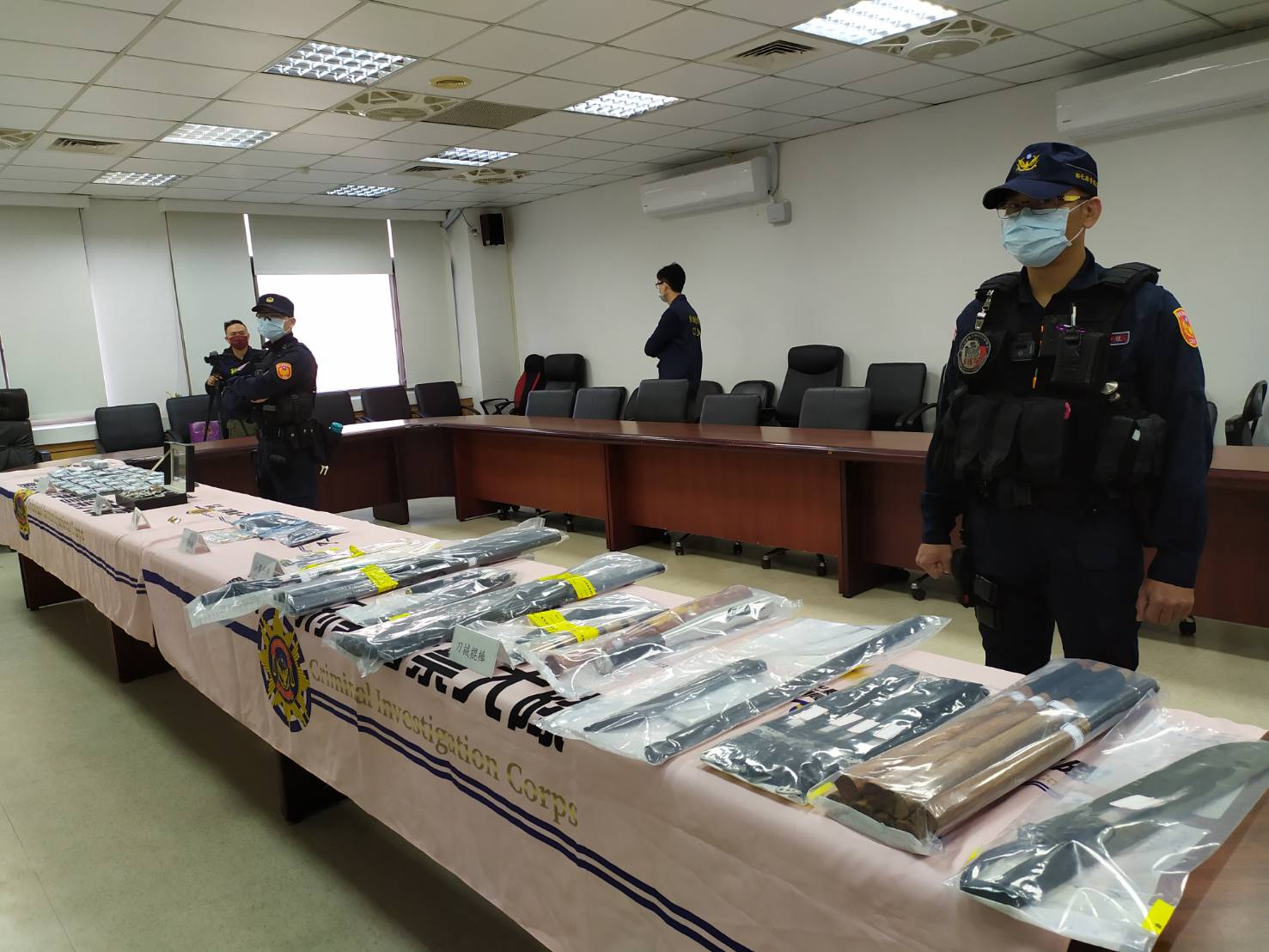 影／彰化警方威力掃蕩　拘提前天道盟謝通運保鑣等25人到案 - https://www.watchmedia01.com