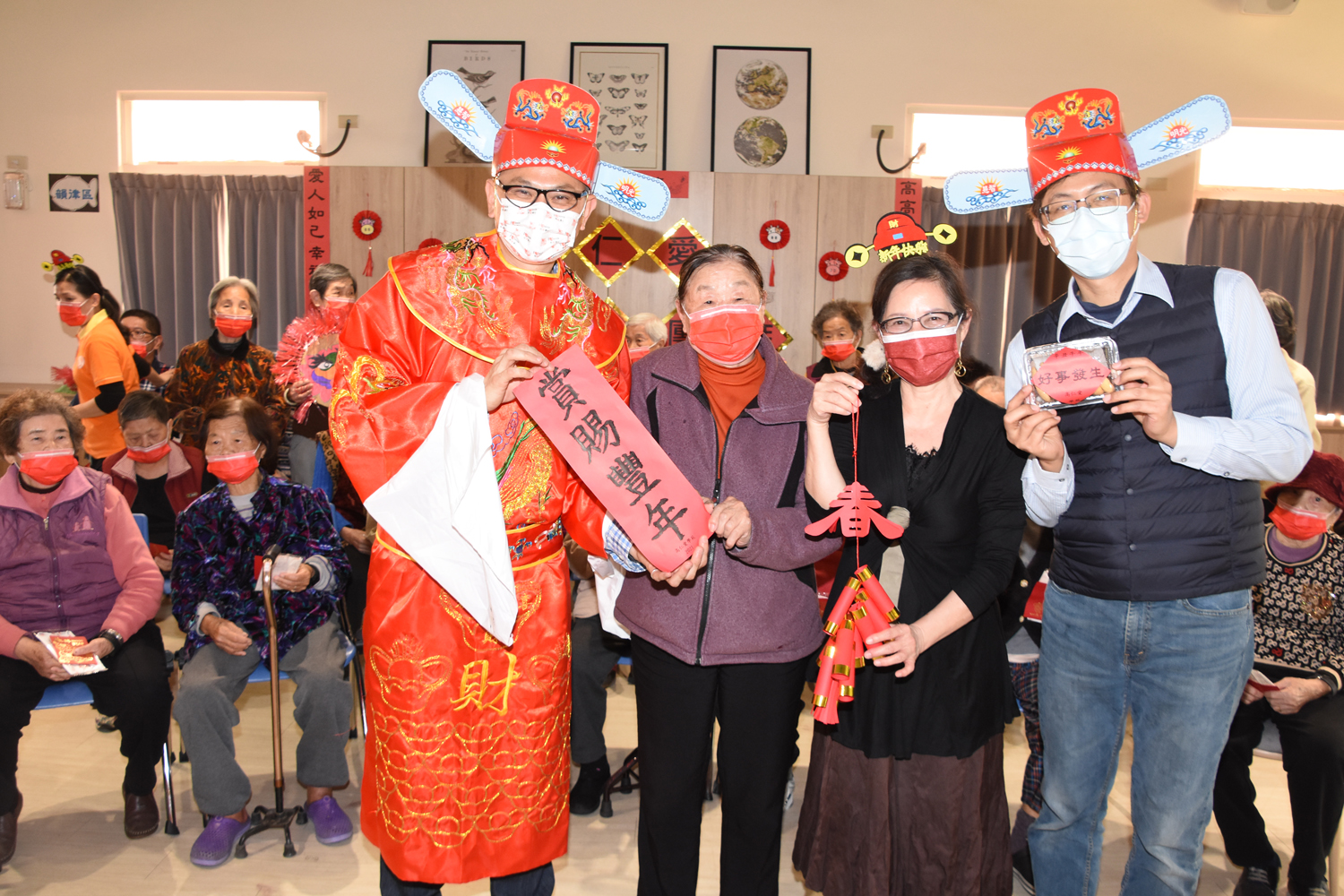 影／埔心鄉長化身財神爺　發紅包贈口罩賀新年 - https://www.watchmedia01.com