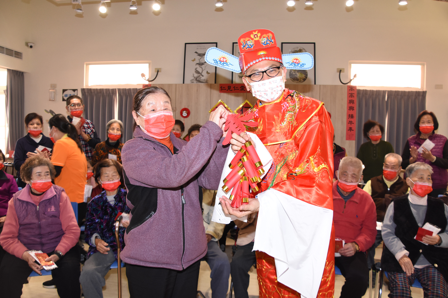 影／埔心鄉長化身財神爺　發紅包贈口罩賀新年 - https://www.watchmedia01.com