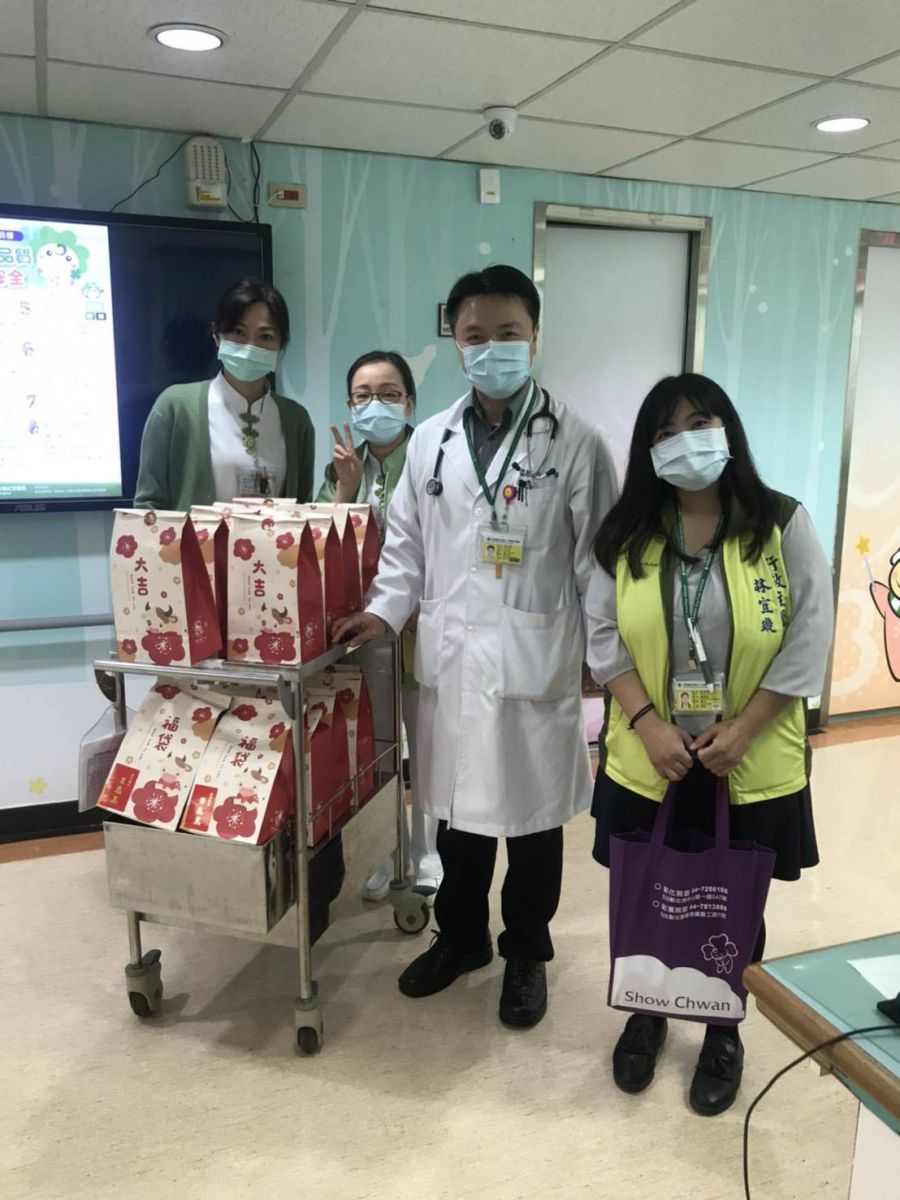 春節前夕送萌牛福袋　王惠美關懷住院病童及家屬 - https://www.watchmedia01.com