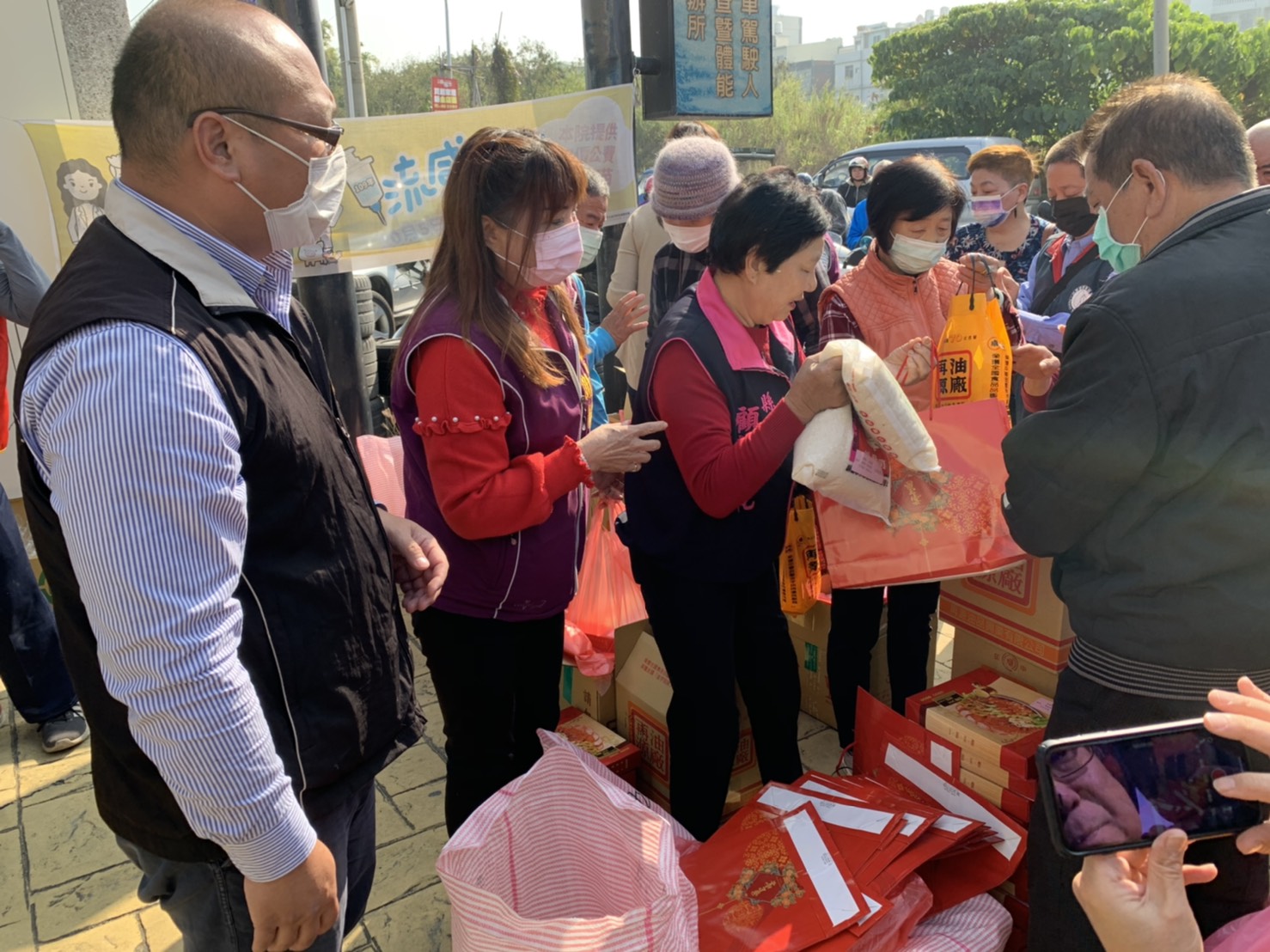影／母子檔攜手做公益　關懷弱勢族群過好年 - https://www.watchmedia01.com