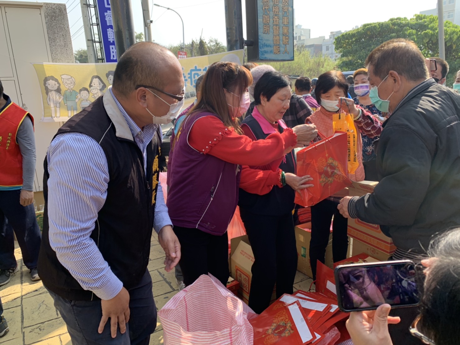 影／母子檔攜手做公益　關懷弱勢族群過好年 - https://www.watchmedia01.com