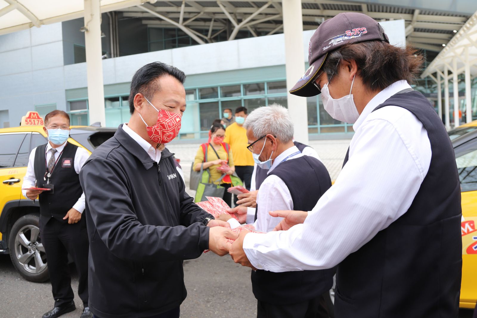 翁章梁高鐵發送防疫口罩 迎遊子回嘉過新年 - https://www.watchmedia01.com