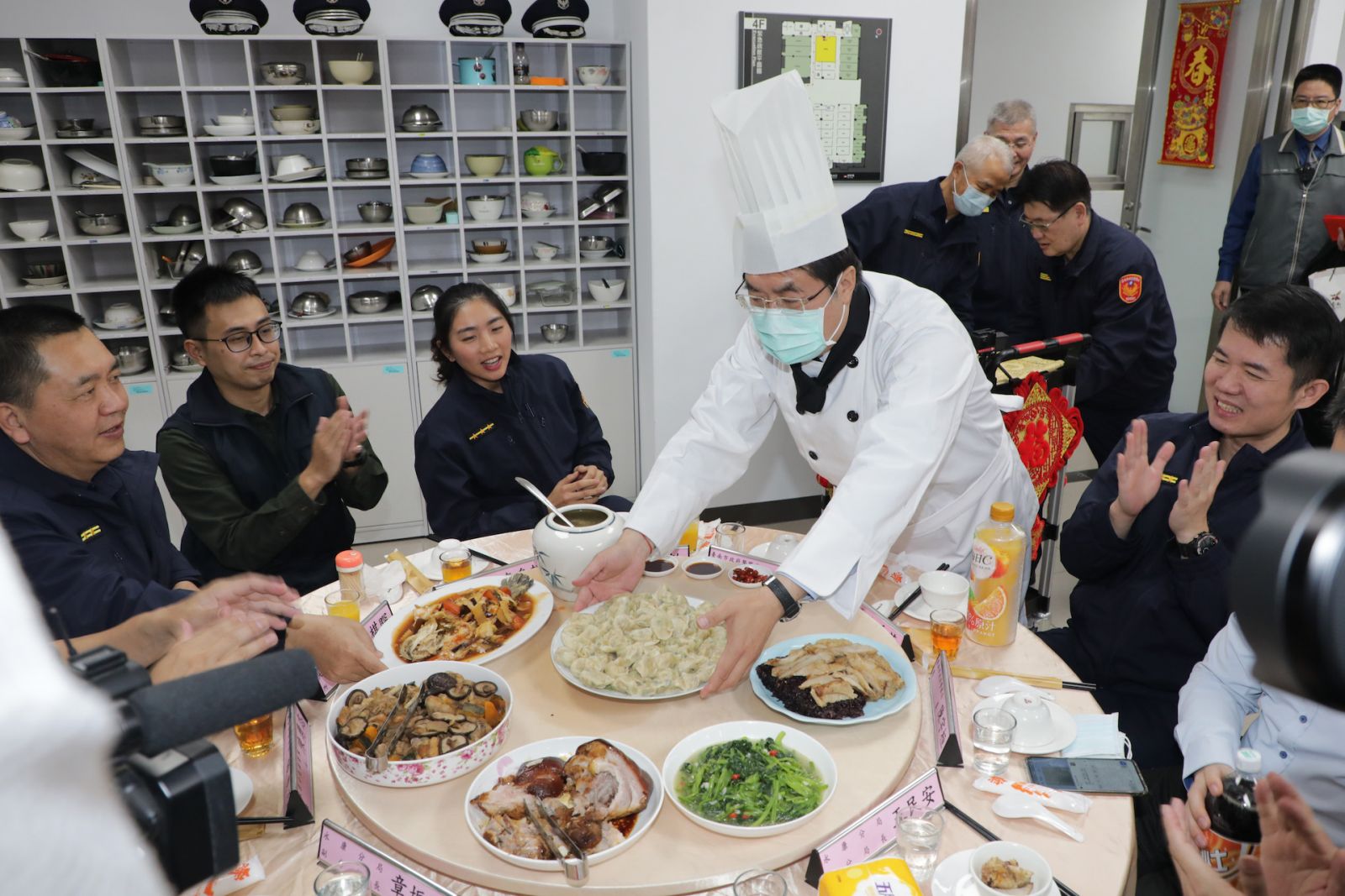 黃偉哲親自下廚 小年夜與基層員警及民力圍爐 - https://www.watchmedia01.com