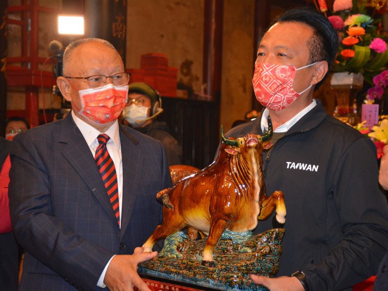 新港奉天宮除夕夜開廟門　翁章梁插頭香獲贈牛跤趾陶 - https://www.watchmedia01.com