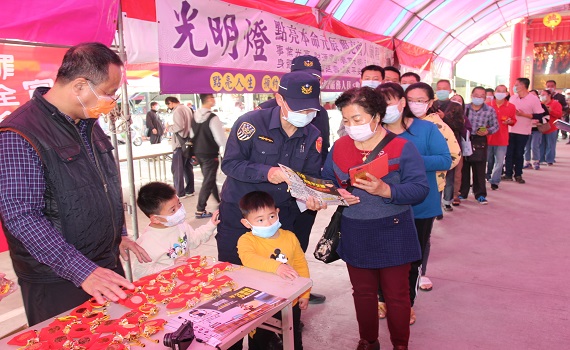 退警自掏包送六房媽錢母 感念庇佑並宣導鐵道安全 - https://www.watchmedia01.com