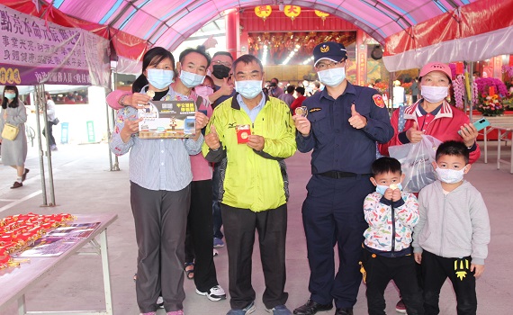 退警自掏包送六房媽錢母 感念庇佑並宣導鐵道安全 - https://www.watchmedia01.com
