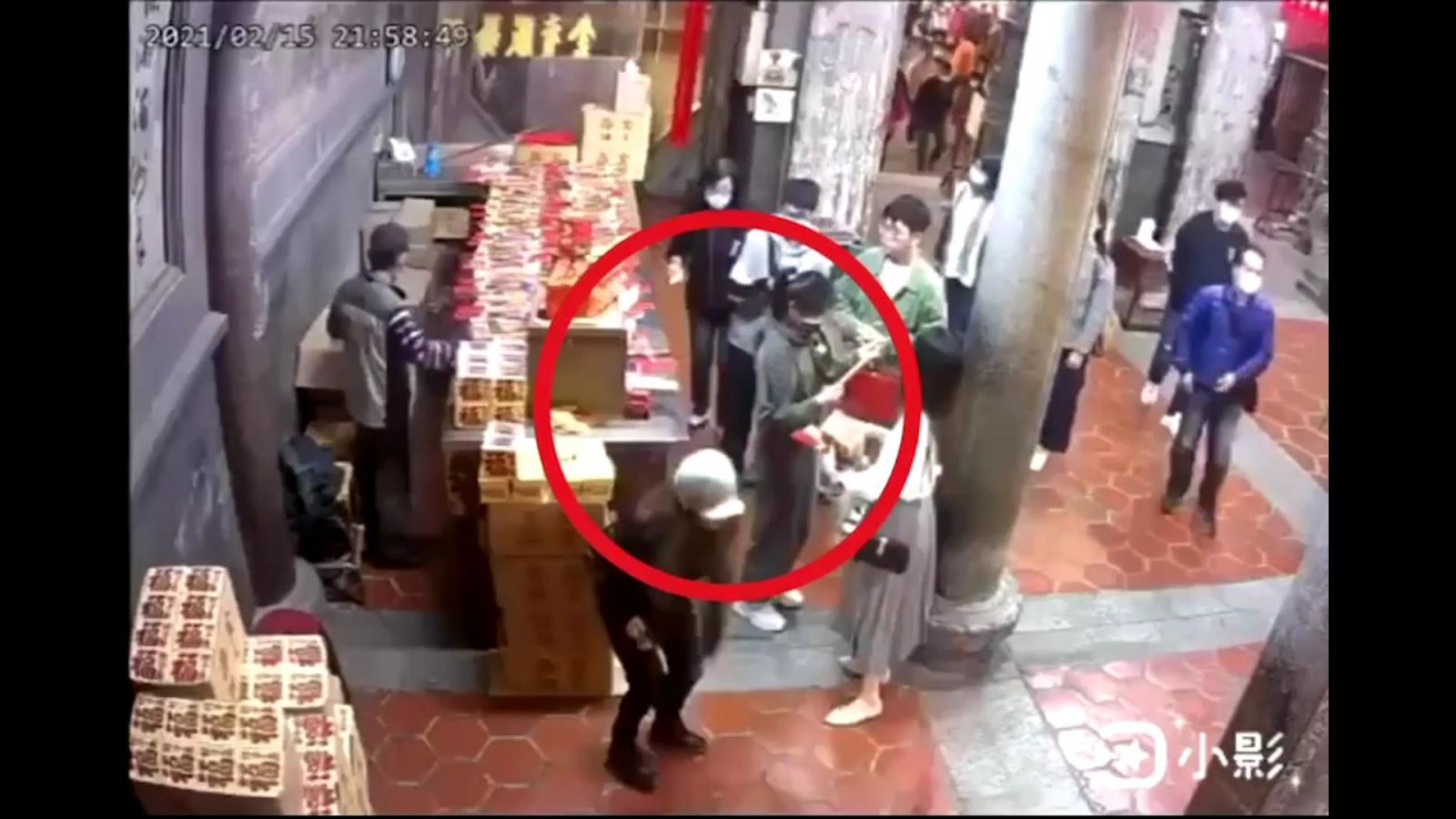 影／摔香姊「大鬧」鹿港天后宮　香爐、神桌都被踹了兩腳 - https://www.watchmedia01.com