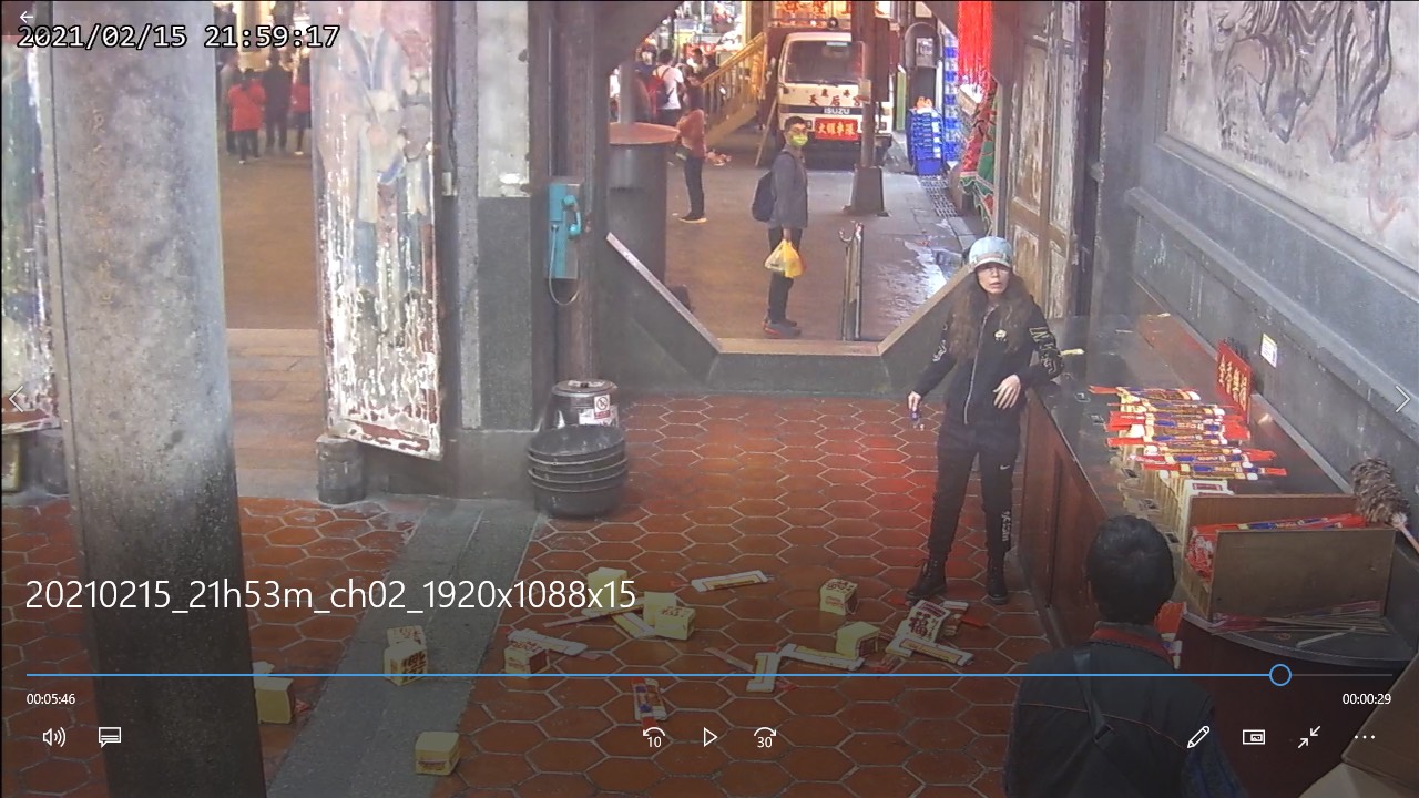 影／摔香姊「大鬧」鹿港天后宮　香爐、神桌都被踹了兩腳 - https://www.watchmedia01.com