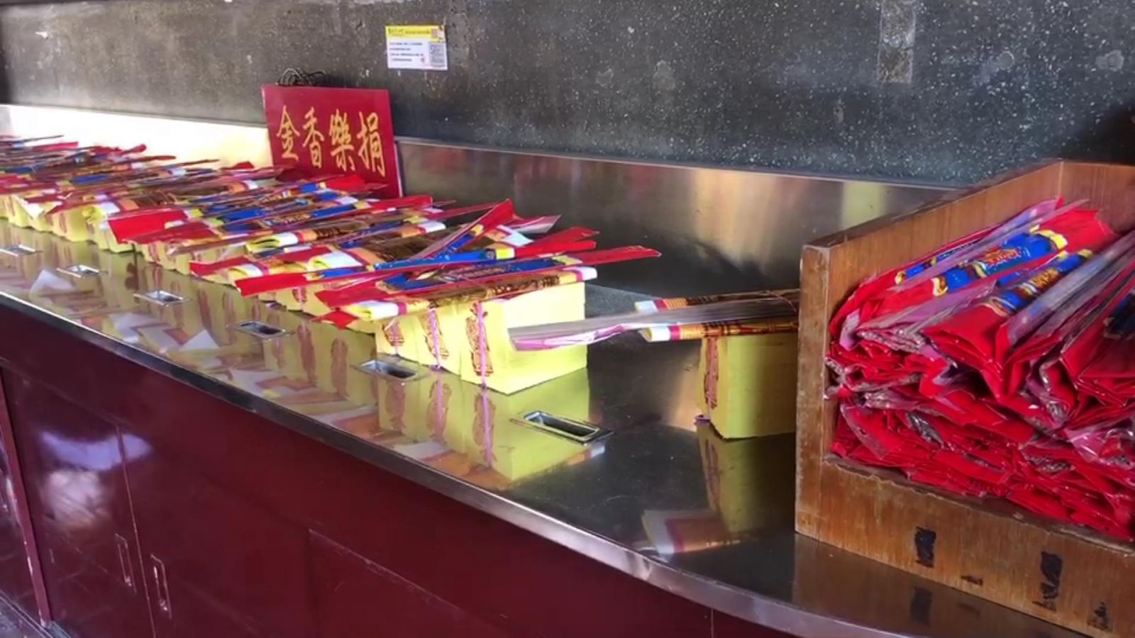 影／摔香姊「大鬧」鹿港天后宮　香爐、神桌都被踹了兩腳 - https://www.watchmedia01.com