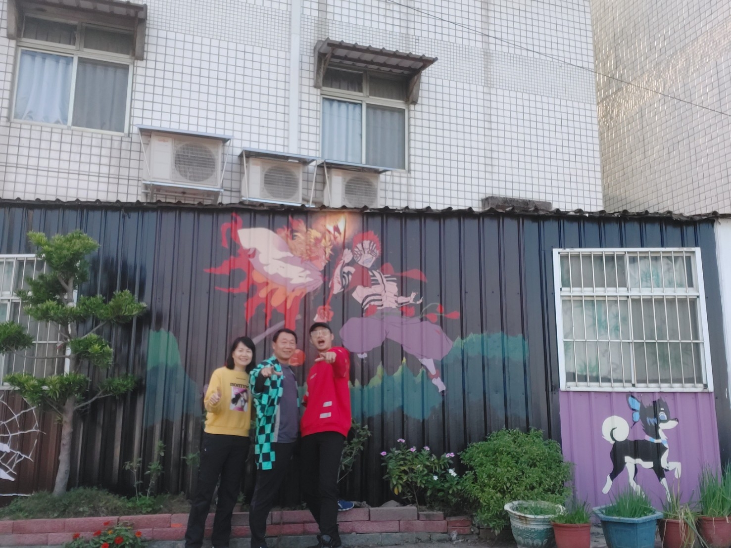 影／許立群犧牲年假　彩繪「鬼滅之刃」妝點社區門面 - https://www.watchmedia01.com