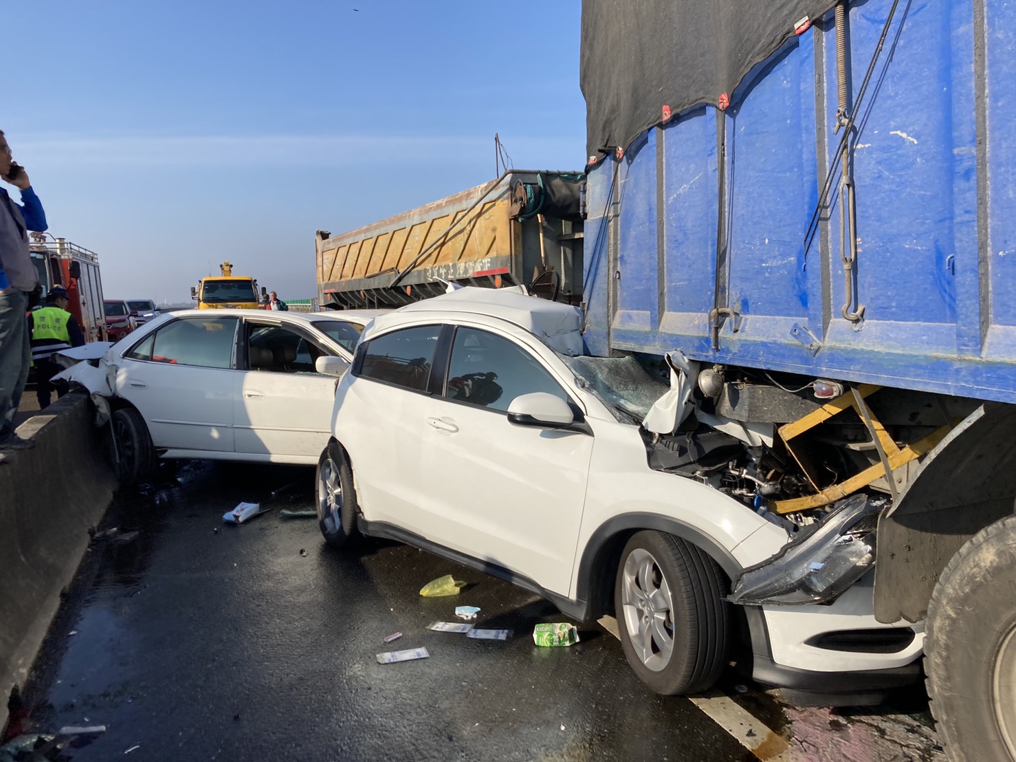 影／台61線北上重大車禍 20車連環追撞2死8傷 - https://www.watchmedia01.com